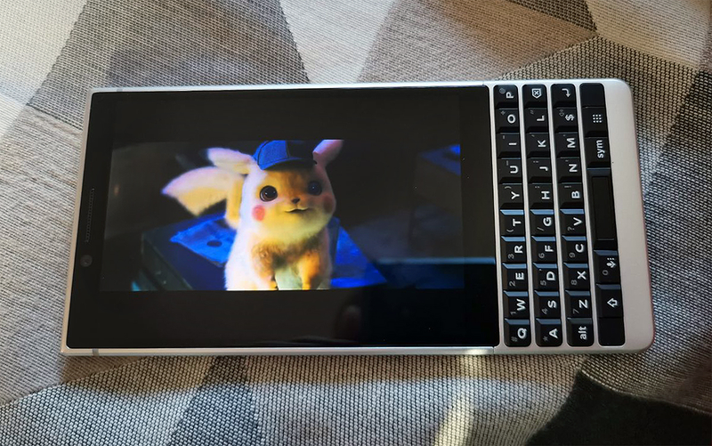Las películas (o los tráilers como este) suelen estar en un formato de 21:9. Cuando las ves en una pantalla de solo 3:2 quedan así.
